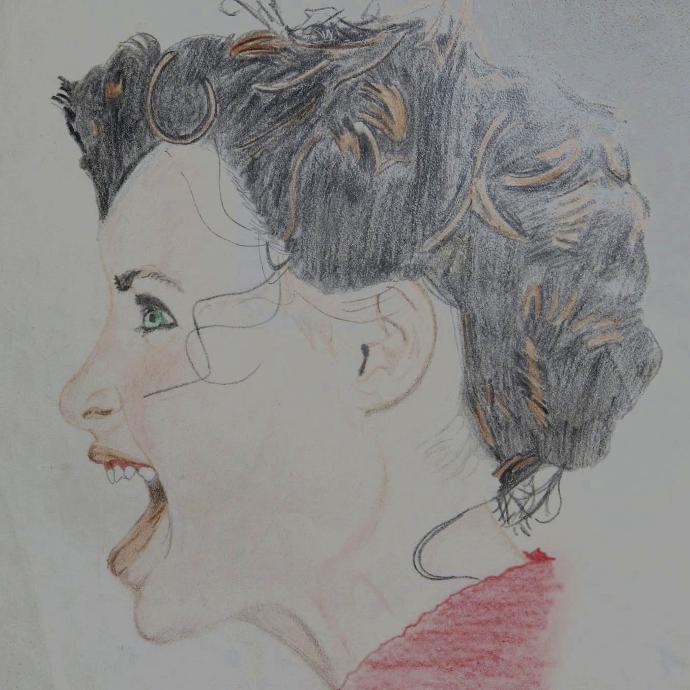 Un dessin au crayon de couleur d'une personne aux cheveux foncés bouclés dans un chignon, présenté en vue de profil, face à gauche. La personne a une expression joyeuse et bouche ouverte avec des dents visibles et des yeux verts. Ils portent un vêtement rouge. Le fond est clair et uni.