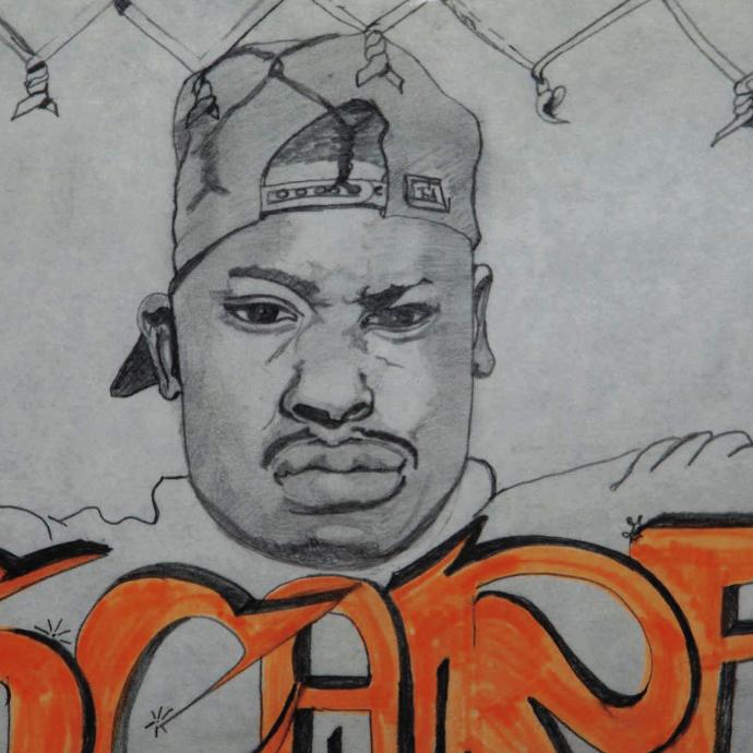 Un dessin au crayon d'un homme à l'air sérieux portant une casquette de baseball à l'envers, avec de fortes nuances sur son visage. L'arrière-plan comporte des lettres orange de style graffiti et un motif de clôture à mailles losangées au-dessus de sa tête.