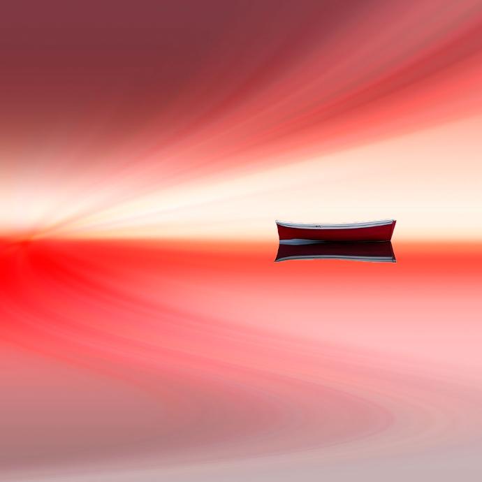 Un bateau solitaire à la silhouette flotte sur des eaux calmes et réfléchissantes. Le ciel au-dessus passe du pourpre profond au rose tendre et pêche clair, créant une atmosphère sereine et éthérée. L'horizon se fond parfaitement avec l'eau, ajoutant à la scène tranquille et onirique.